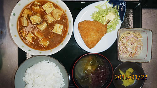 麻婆豆腐と鯵のフライ、ふのりのお味噌汁 麻婆豆腐と鯵のフライ、ふのりのお味噌汁