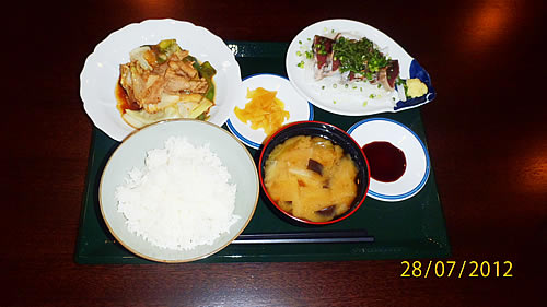 三陸産鰹のたたきと豚キャベツのピリ辛炒め 三陸産鰹のたたきと豚キャベツのピリ辛炒め
